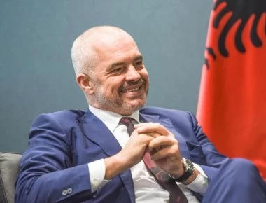 Γιατί ο Ε.Ράμα «έφαγε» την μπογιά στο πρόσωπο: Έβγαζε γλώσσα κατά του πολιτικού του αντιπάλου! (βίντεο)